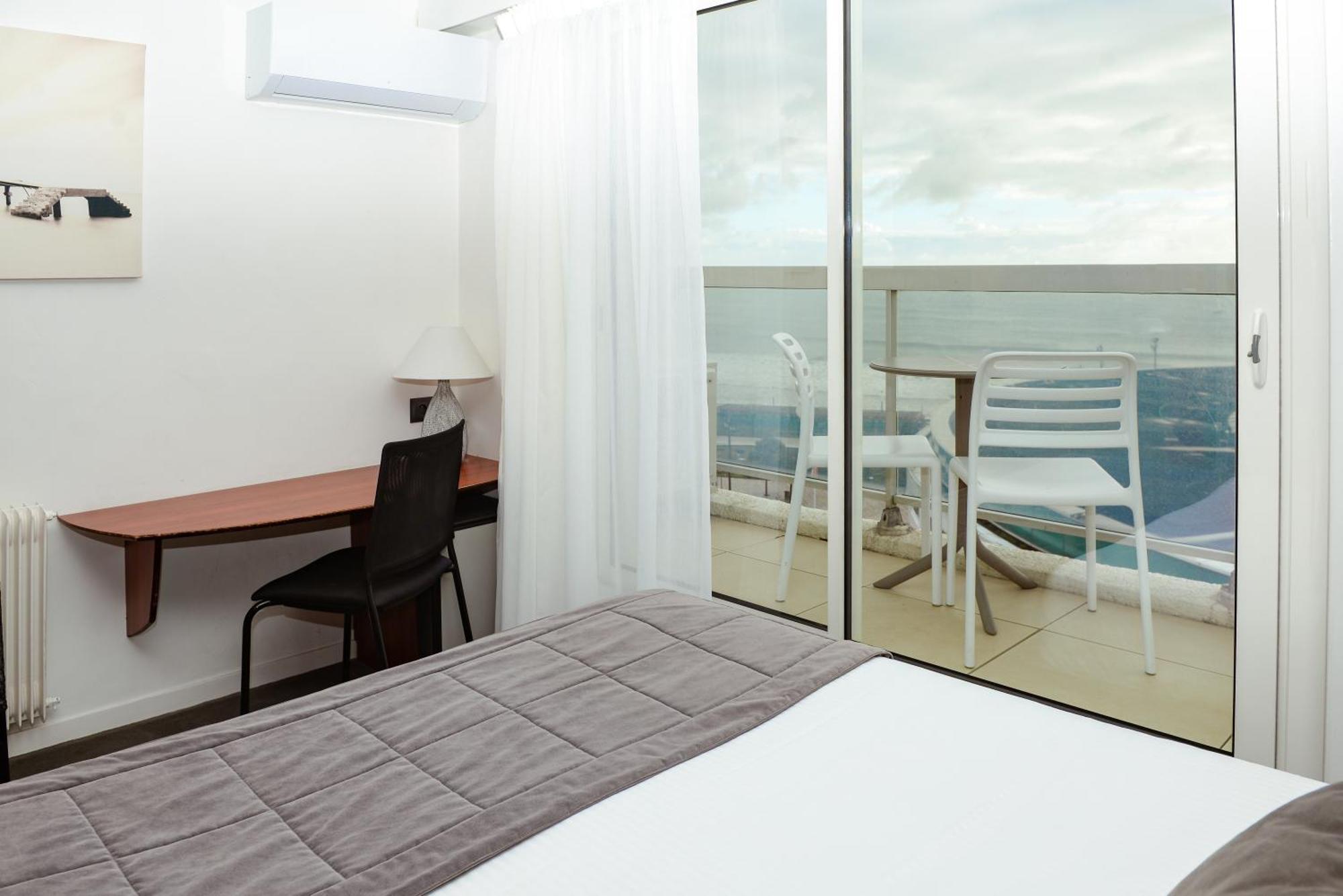กีริอาด เล ซาบล์ โดลอน -ปลาฌ ซองทร์ เด กงเกร Hotel เลส์ซาบล์-โดล็อนน์ ภายนอก รูปภาพ